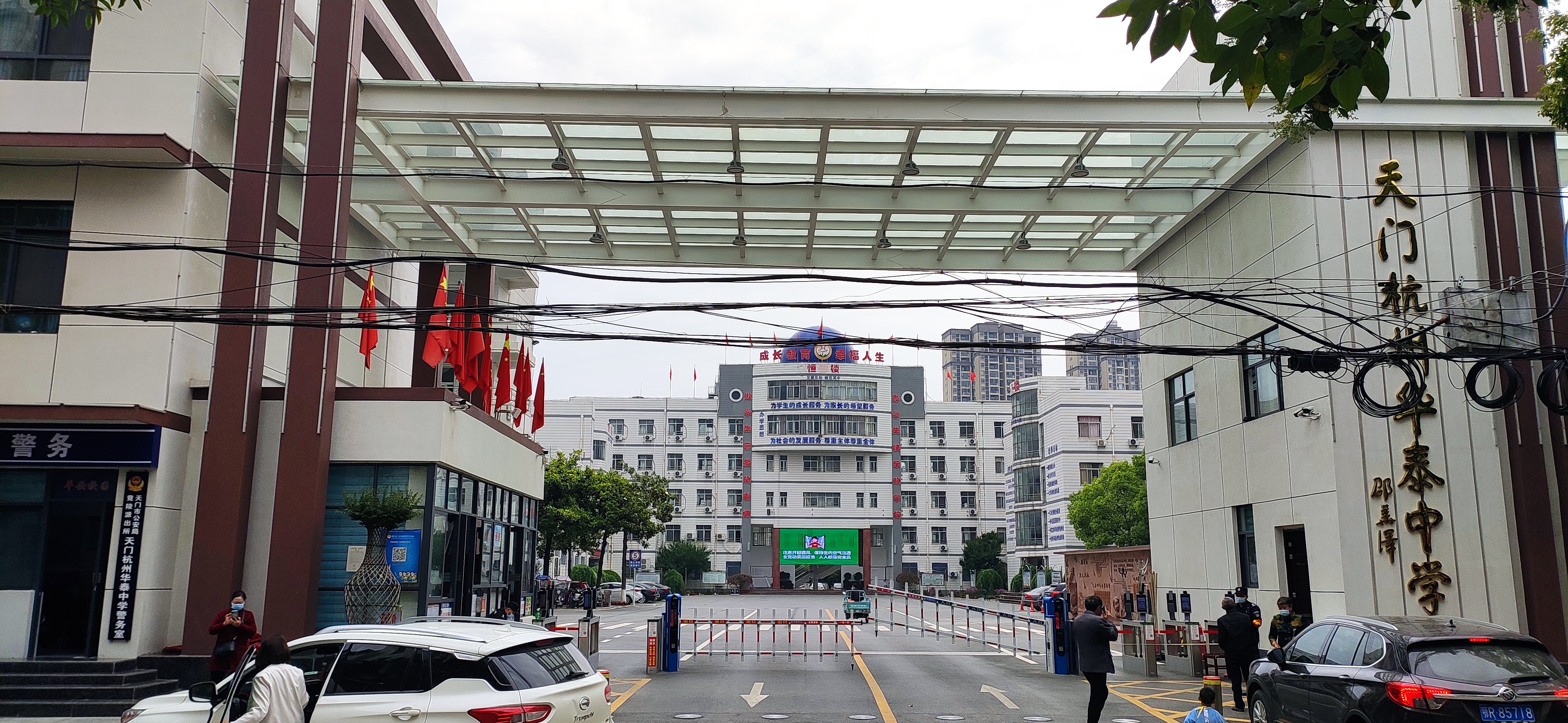 这所学校:一部教材续写17年一名校长续任17年一份初心续守17年