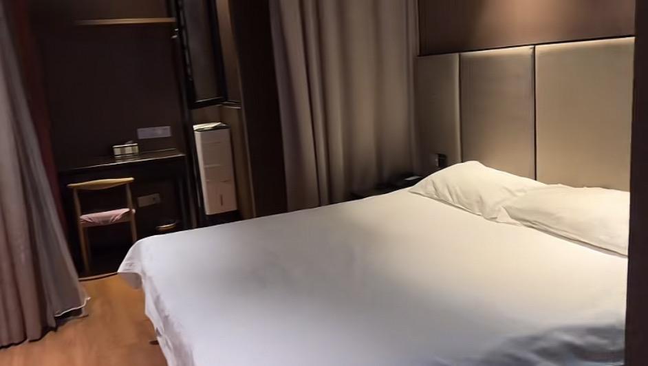 网红马小跳出轨成性,前妻晒照再曝猛料,每任小三他都给买戒指