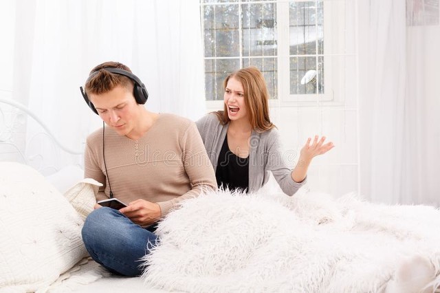 发现好朋友老婆出轨要不要告诉她,朋友老婆出轨该不该对她说