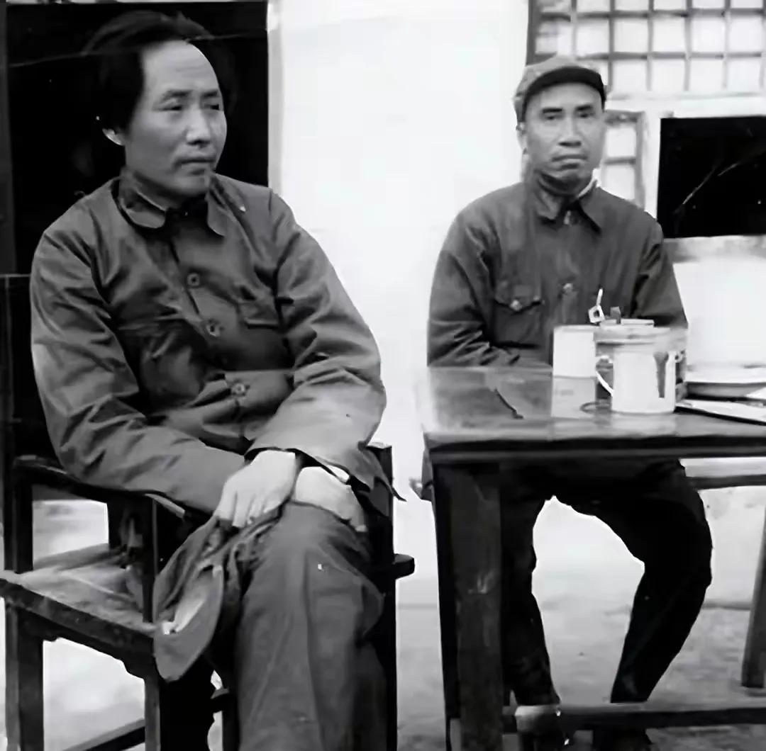 毛主席递烟给朋友，发现只剩一根烟，毛主席一个动作展现出高情商