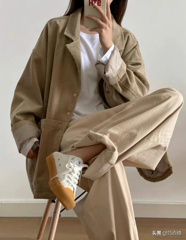 白t恤衫配什么类型的黑裤子好看,大版白t恤怎么搭配时尚感