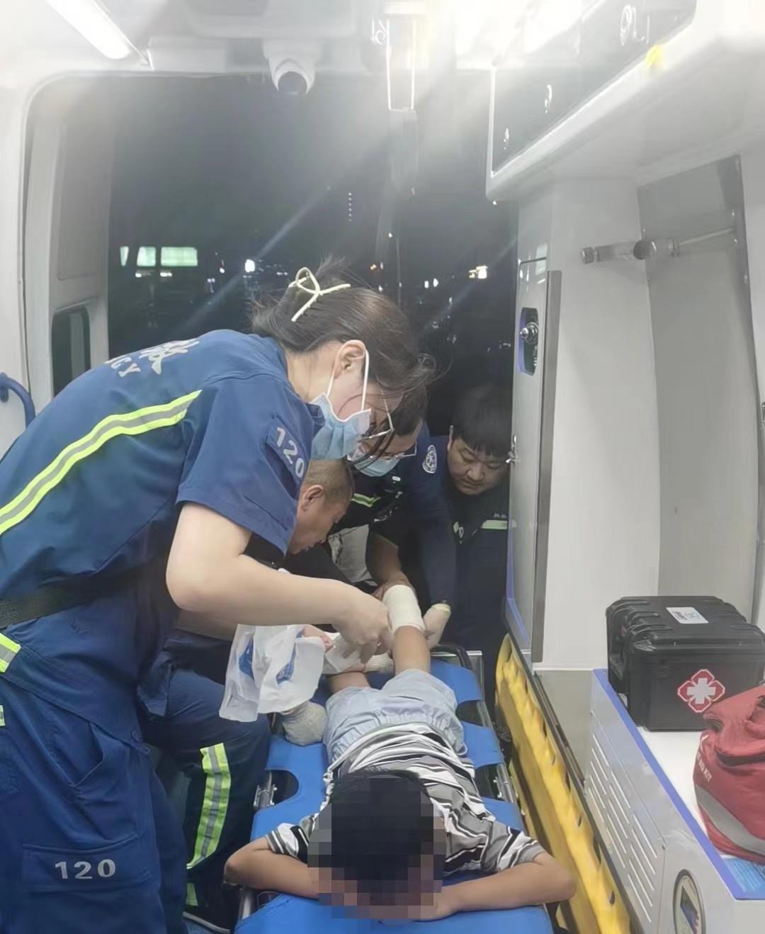 男孩被玻璃划伤后续,男孩被划伤休克医生急救