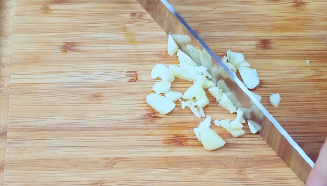 国外能拍蒜的菜刀,为什么现在的菜刀都用不锈钢