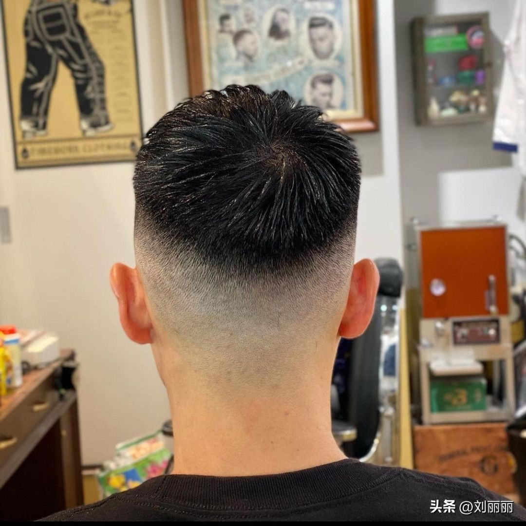 发型2018流行男士发型板寸头,炎热的夏季寸头