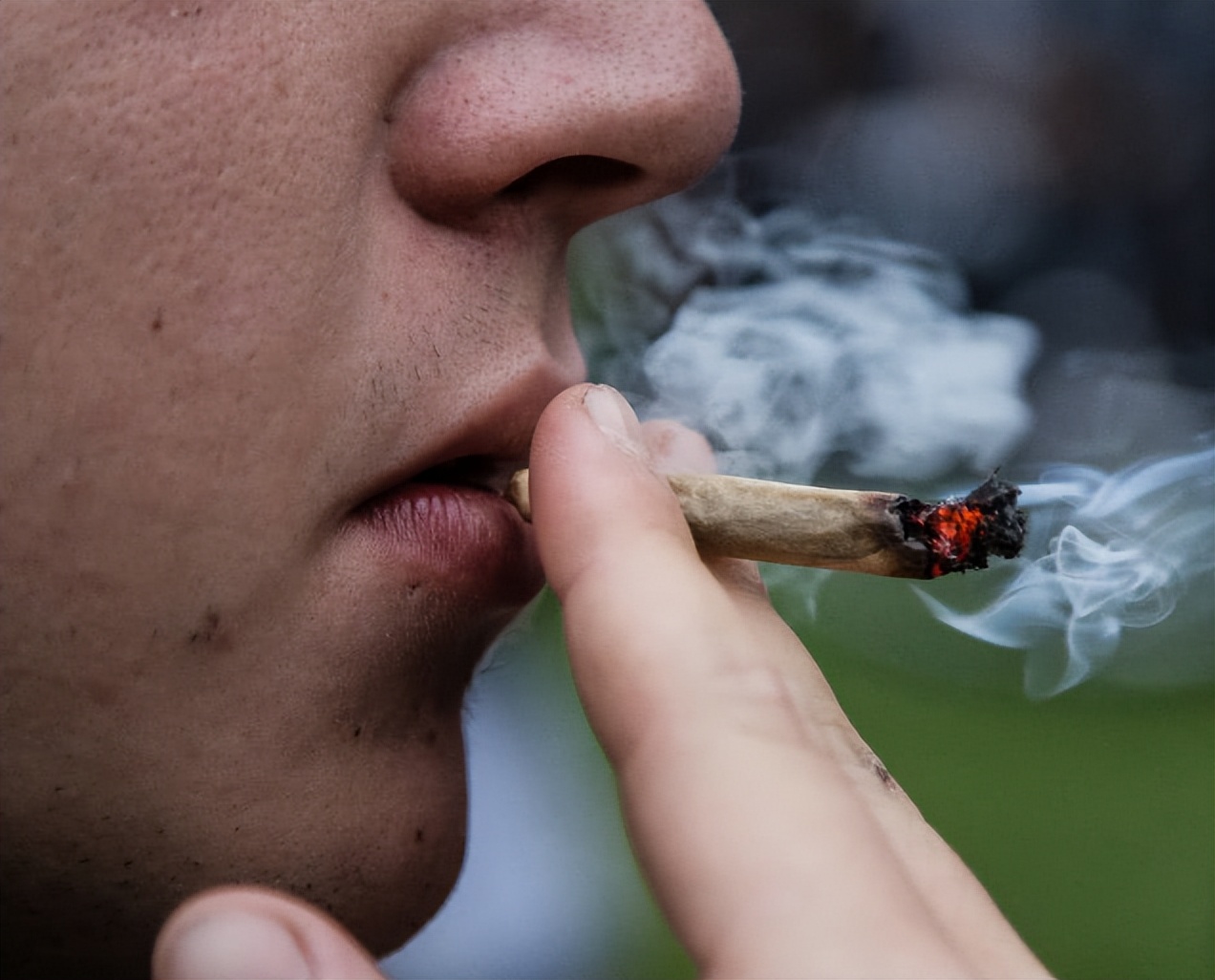 鼻毛往外窜的男生是怎么回事,对鼻毛长的男人有什么忌讳