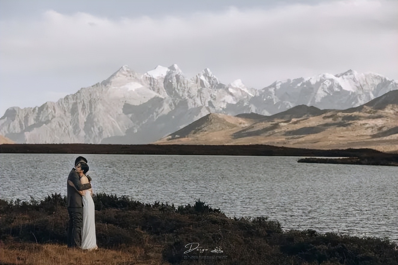 疫情婚礼延期后补办怎么发朋友圈,疫情婚礼延期后再办怎么办