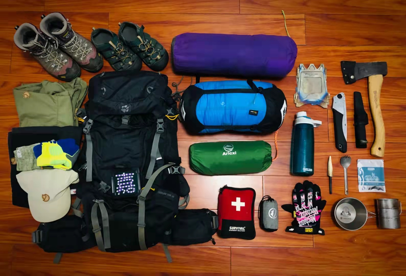 户外徒步的装备怎么用得到,户外徒步登山入门新手需要啥装备