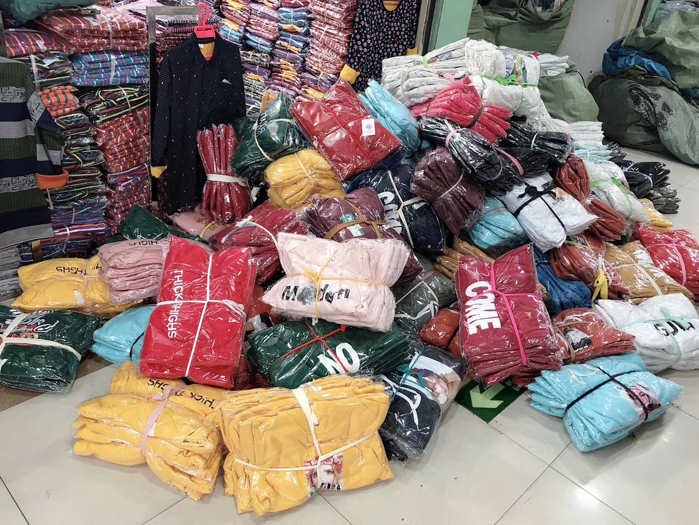 广州十三行品牌女装厂家现场直销,广州十三行服装批发新手怎么拿货