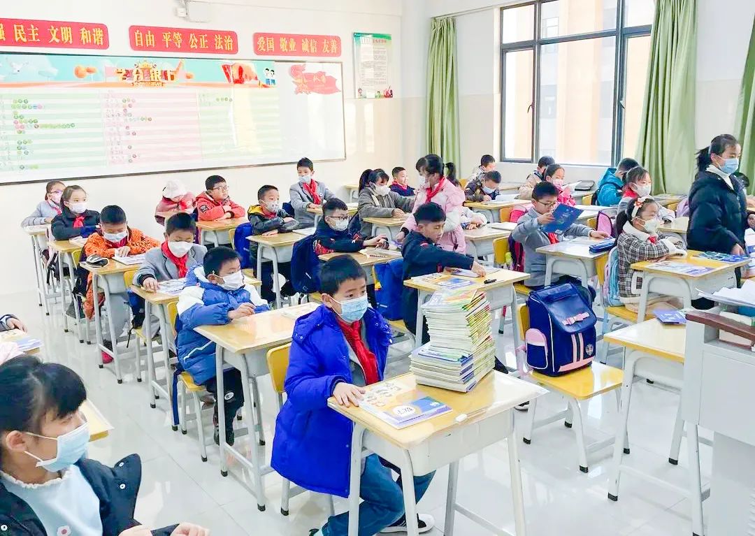 开学季校园展示打卡,开学啦冰墩墩小学生积极向上图片