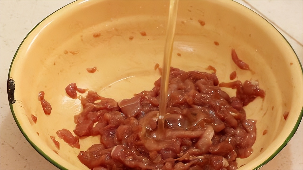 炒肉丝,要想肉丝不柴不腥,嫩滑如豆腐,大厨教你3招,别不知道