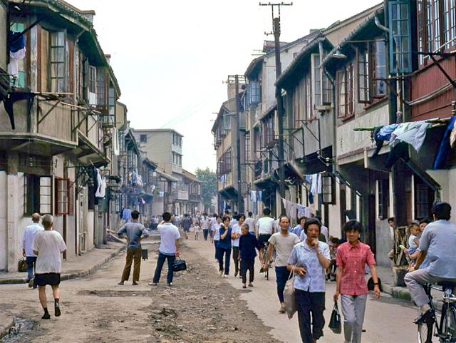 八十年代的上海老照片,踩在东海沿岸闪耀着无与伦比的繁荣骄傲