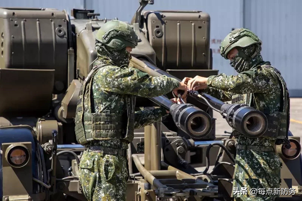 解放军军机首次绕岛巡航,解放军战机今年首度夜间巡岛