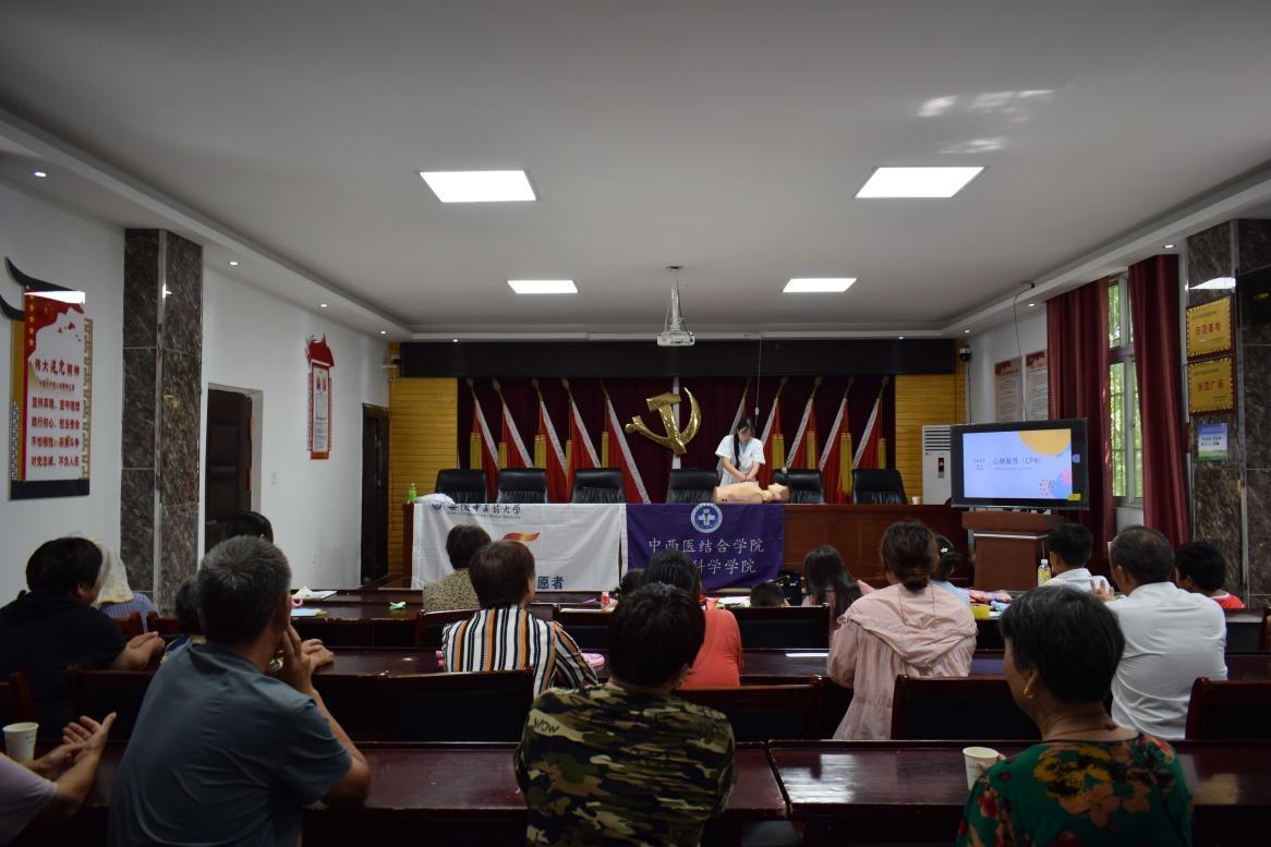 安中医大学生直播,名中医下乡义诊