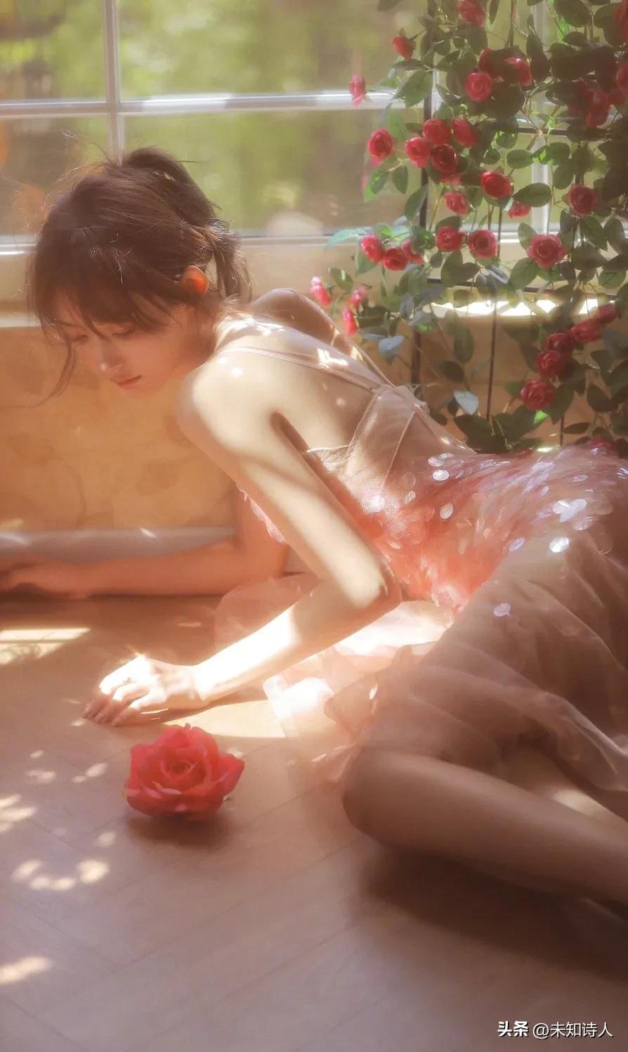 阳光穿过窗口玻璃，直接射在美女身上，曼妙的身姿若隐若现！