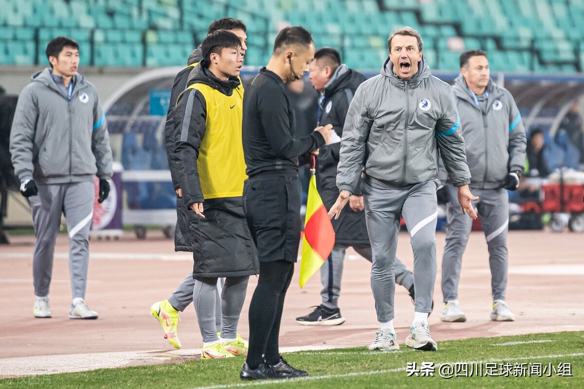 大连万达裁判,万达足球俱乐部退出足坛反应