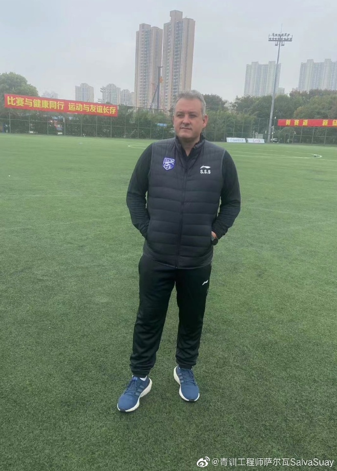 恒大足校教练萨尔瓦多接替刘智宇执掌广州队：曾是武汉三镇预备队主帅，执教过哥伦比亚卡利美洲队