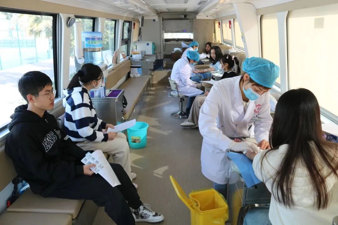 学雷锋精神青少年志愿活动价值,学雷锋树新风争做雷锋精神弘扬者