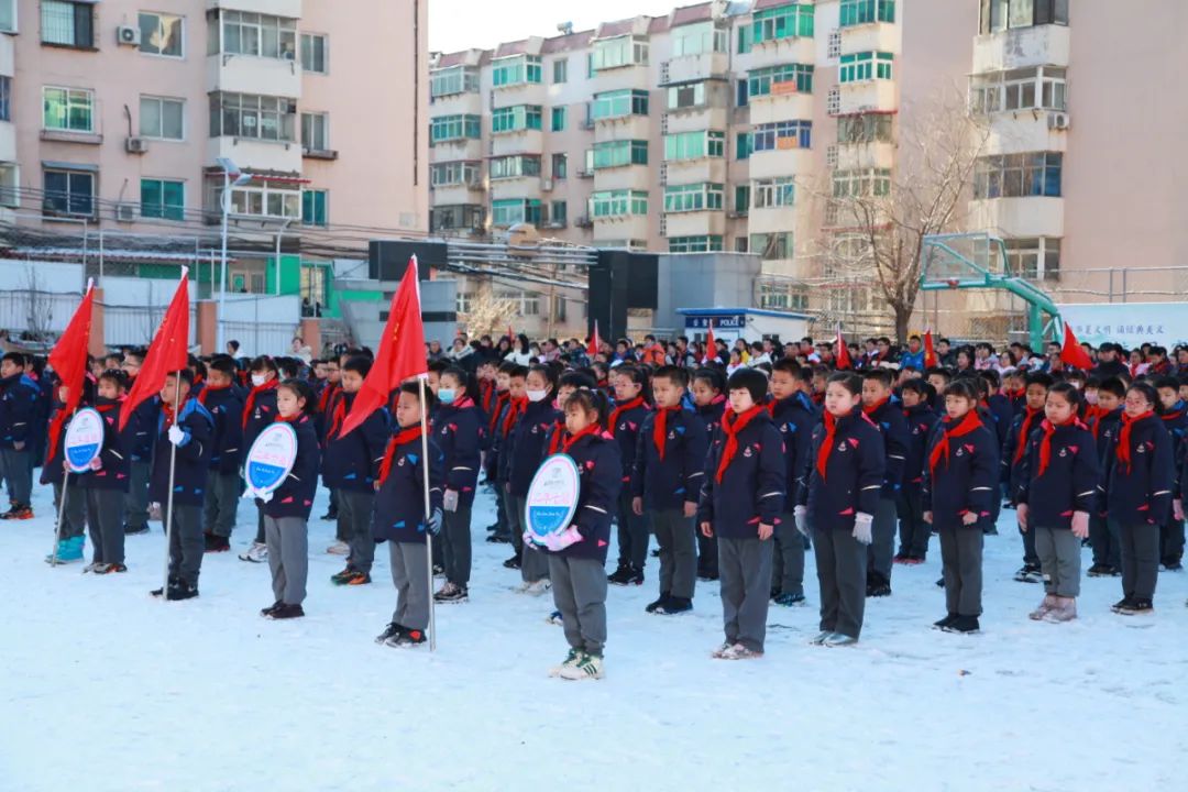 赓续足球文化献礼*党**二十大——明山区实验小学新学期主题升旗仪式