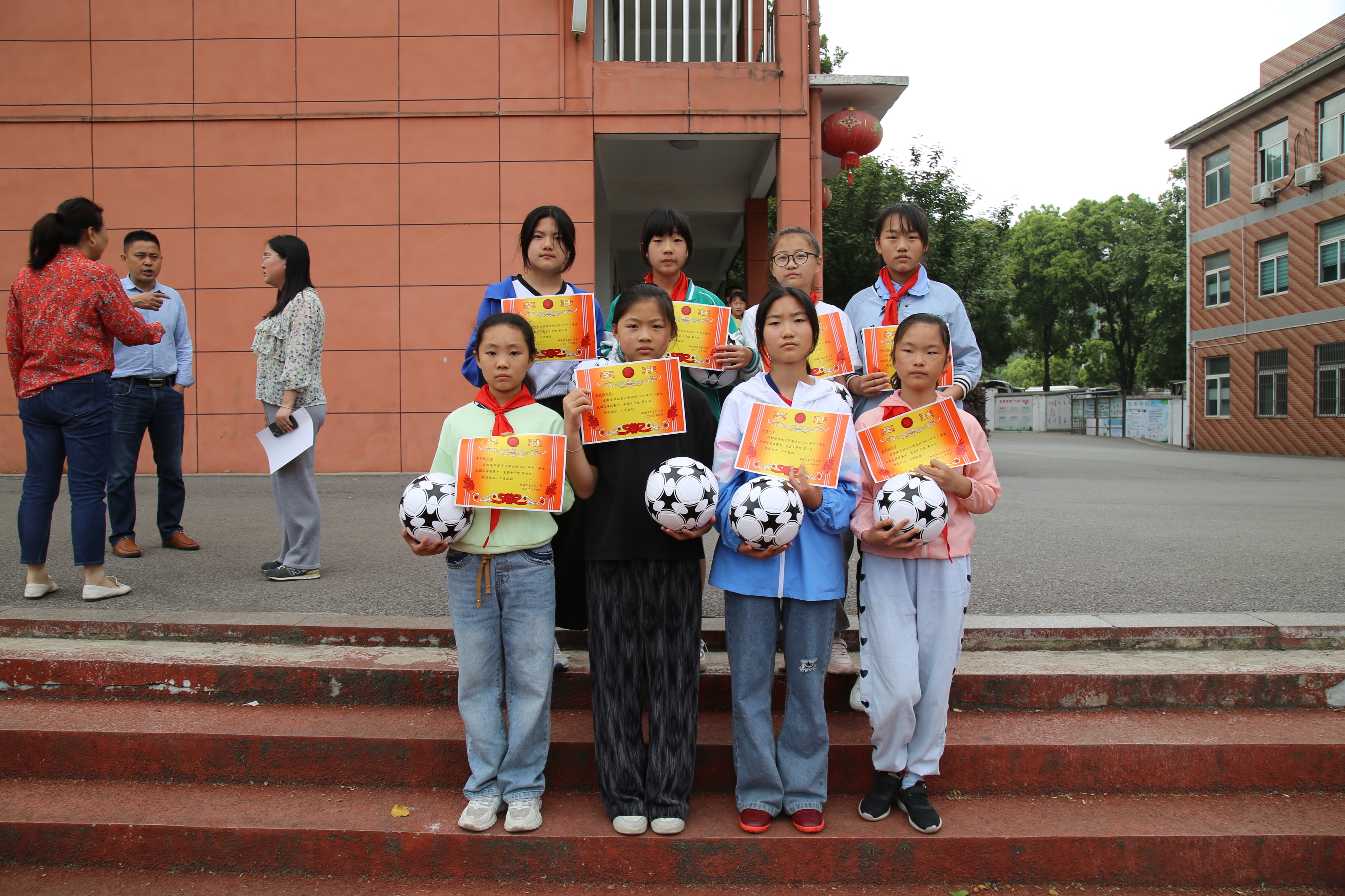 庆阳市东方红小学足球队照片,小学学校校园足球出征仪式