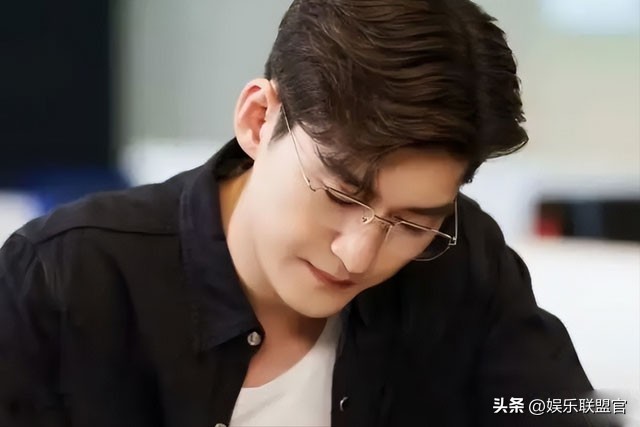 撩汉、乱认爸、男男接吻，这6位明星是没分寸感，还是“耍流氓”