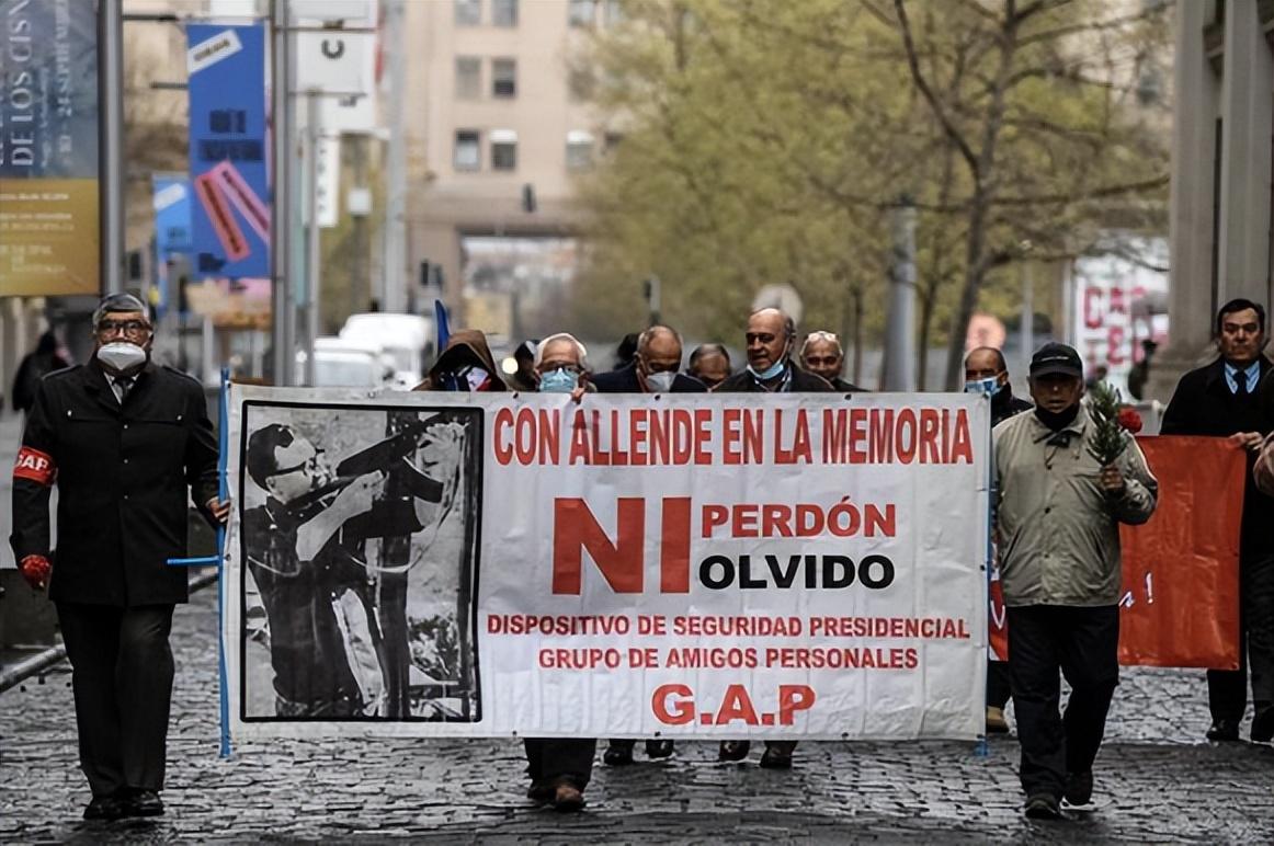 铁血总统阿连德：抗美图腾人物，面对美国挑乱，手持步枪战斗到死