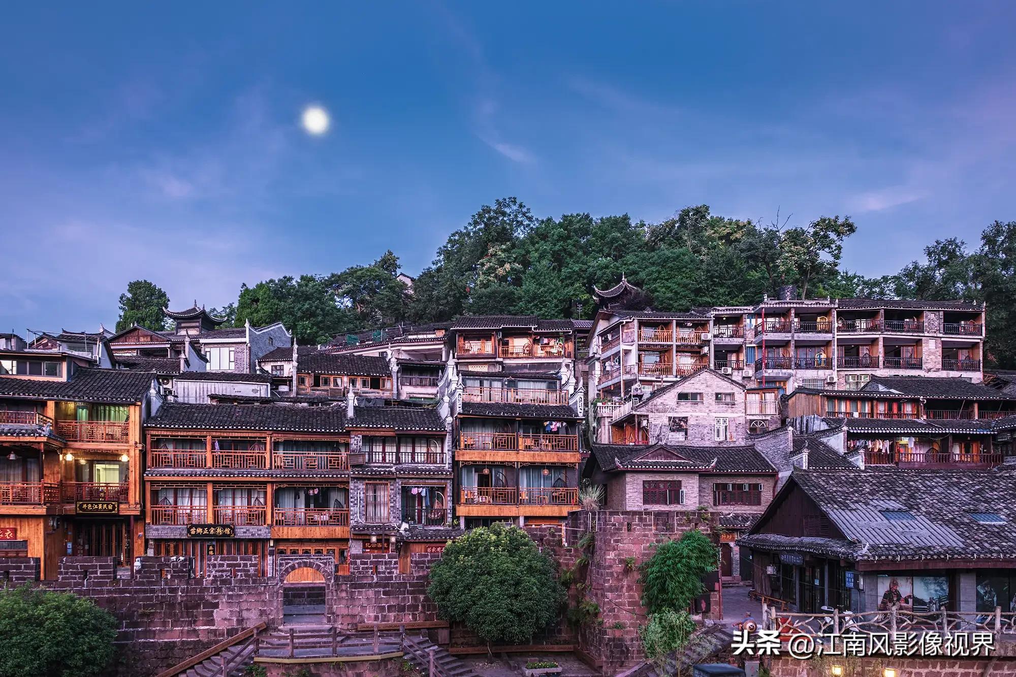 沈从文的凤凰古城之美,沈从文笔下的边城古镇