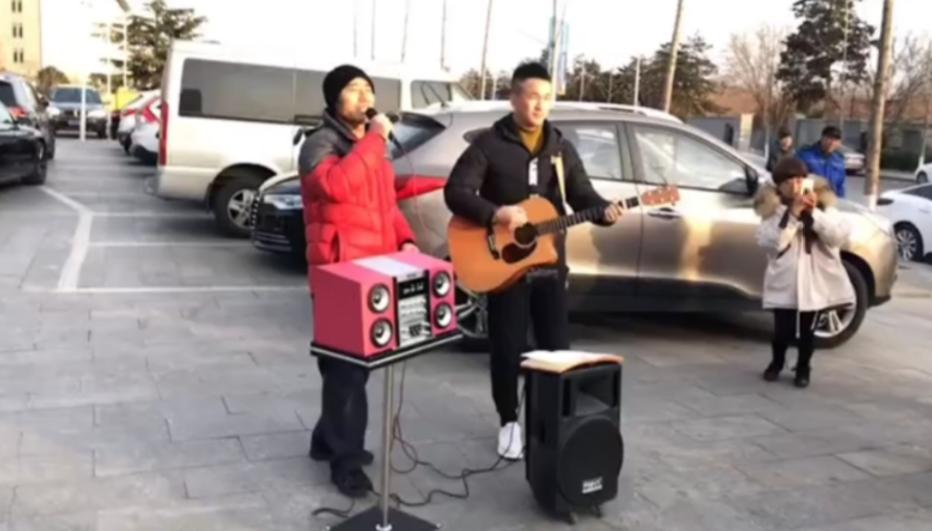 昔日爆红组合街头卖唱,曾经红极一时现在却卖唱的歌手