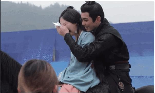 吴磊赵露思新剧路透好少见的造型,吴磊因戏生情与赵露思同穿情侣装