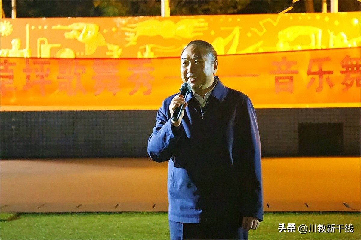 四川工商学院举行“祝福祖国”草坪歌舞秀