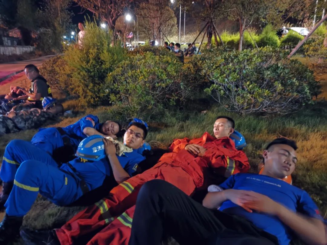 重庆高温同时引起山火新闻,重庆高温灭山火