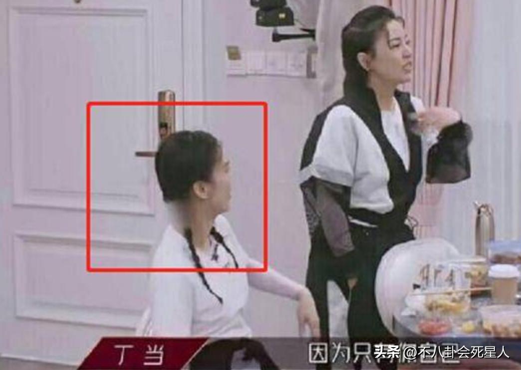 周一围上综艺被打马赛克，扎辫子越来越“姨化”