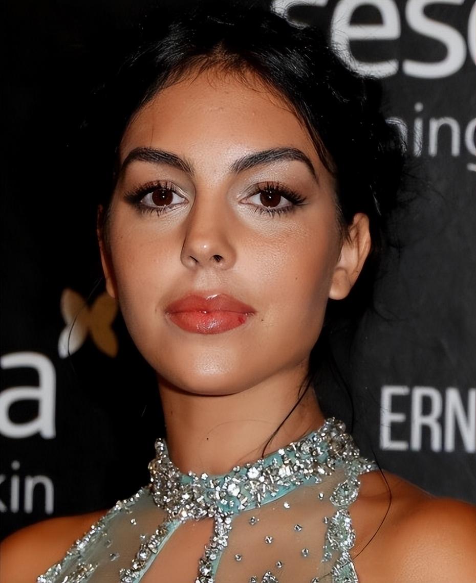 乔治娜晒c罗亲吻她脸颊照,乔治娜晒与c罗合照一生挚爱