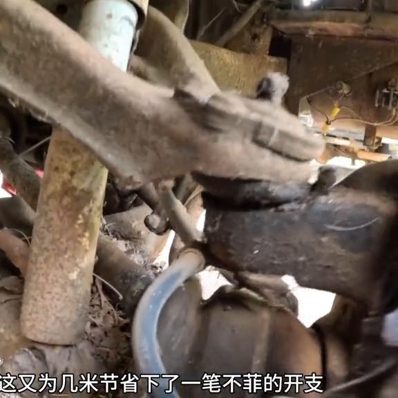 80年代gmc房车,男人在户外发现荒废20年的挖掘机