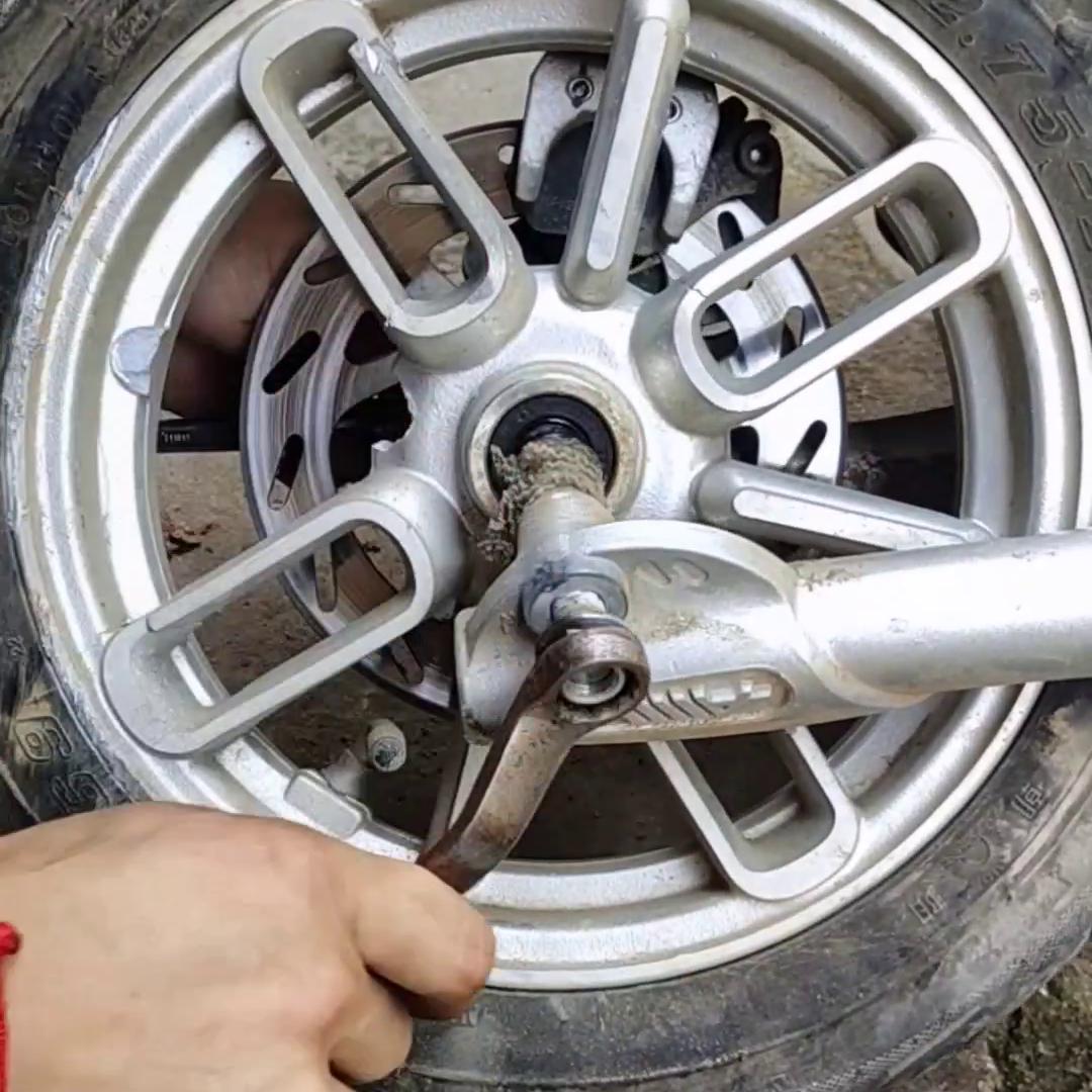 爱玛电动车被汽车压过去了，造成前轮严重变形，螺杆，刹车...