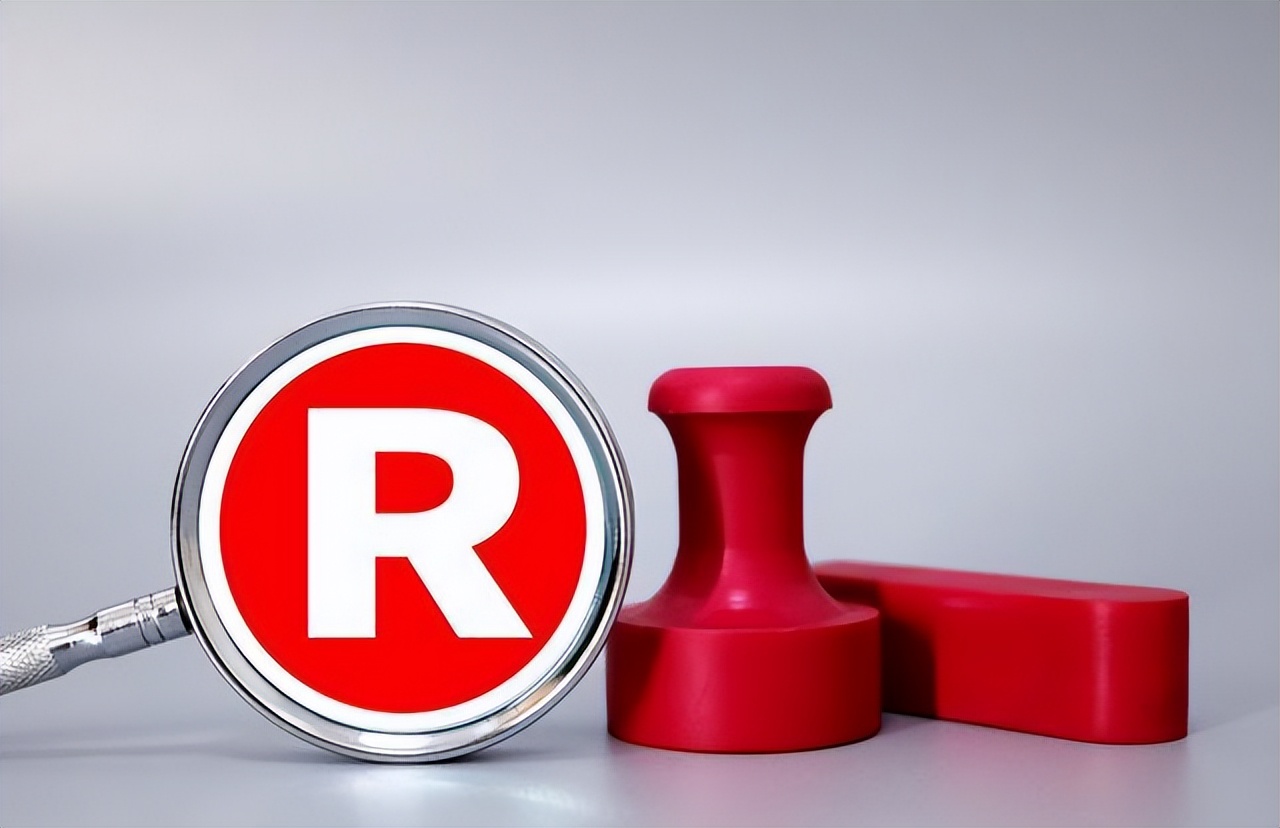 最近网上很火的润唇膏,最近很火的变色润唇膏