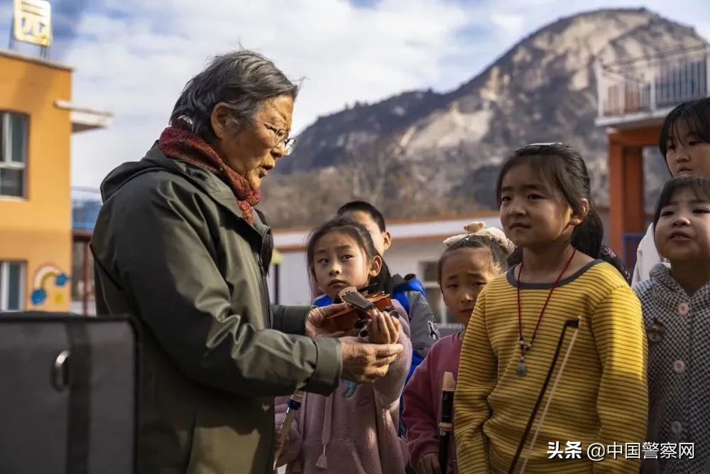是警察奶奶！把孩子们带上了冬奥开闭幕式舞台