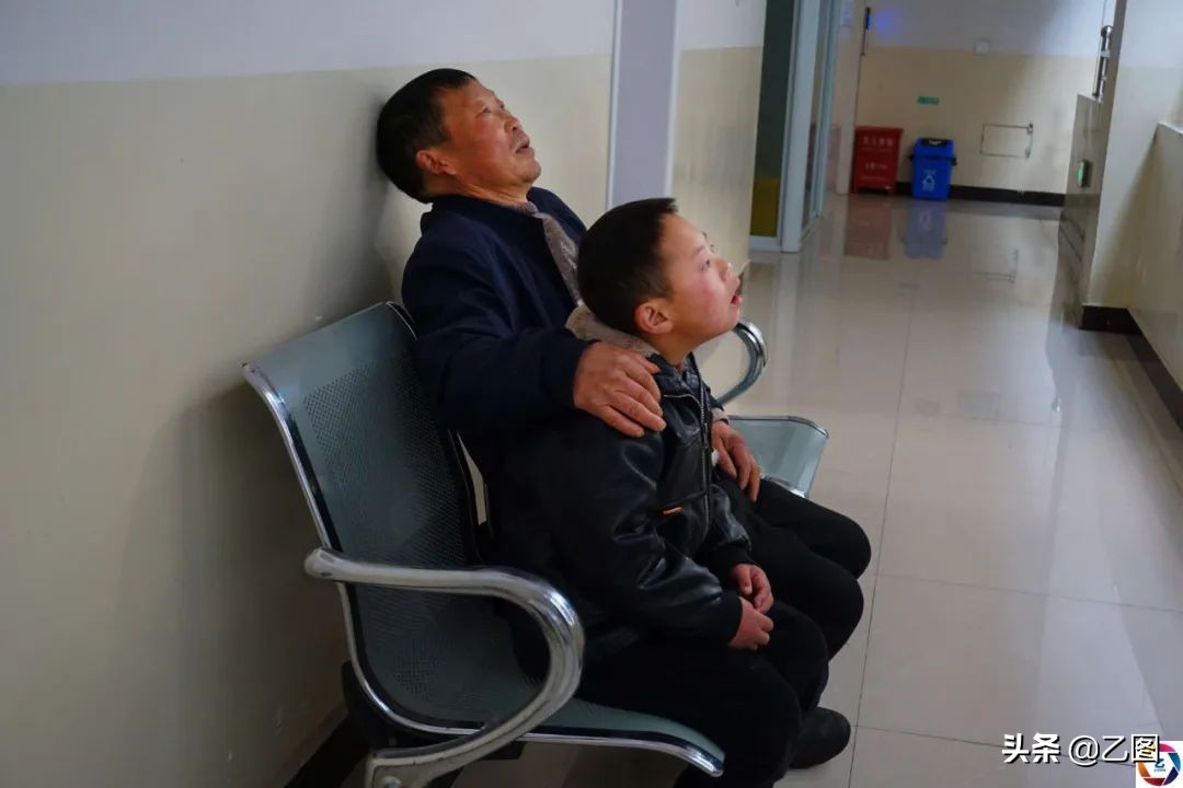 孙子发狂砍断爷爷的手筋，爷爷流泪倾诉：只要孙子能好要命都可以