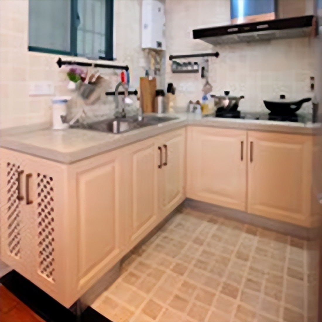 卧室与厨房之间墙面渗水,厨房墙面漏水找谁维修