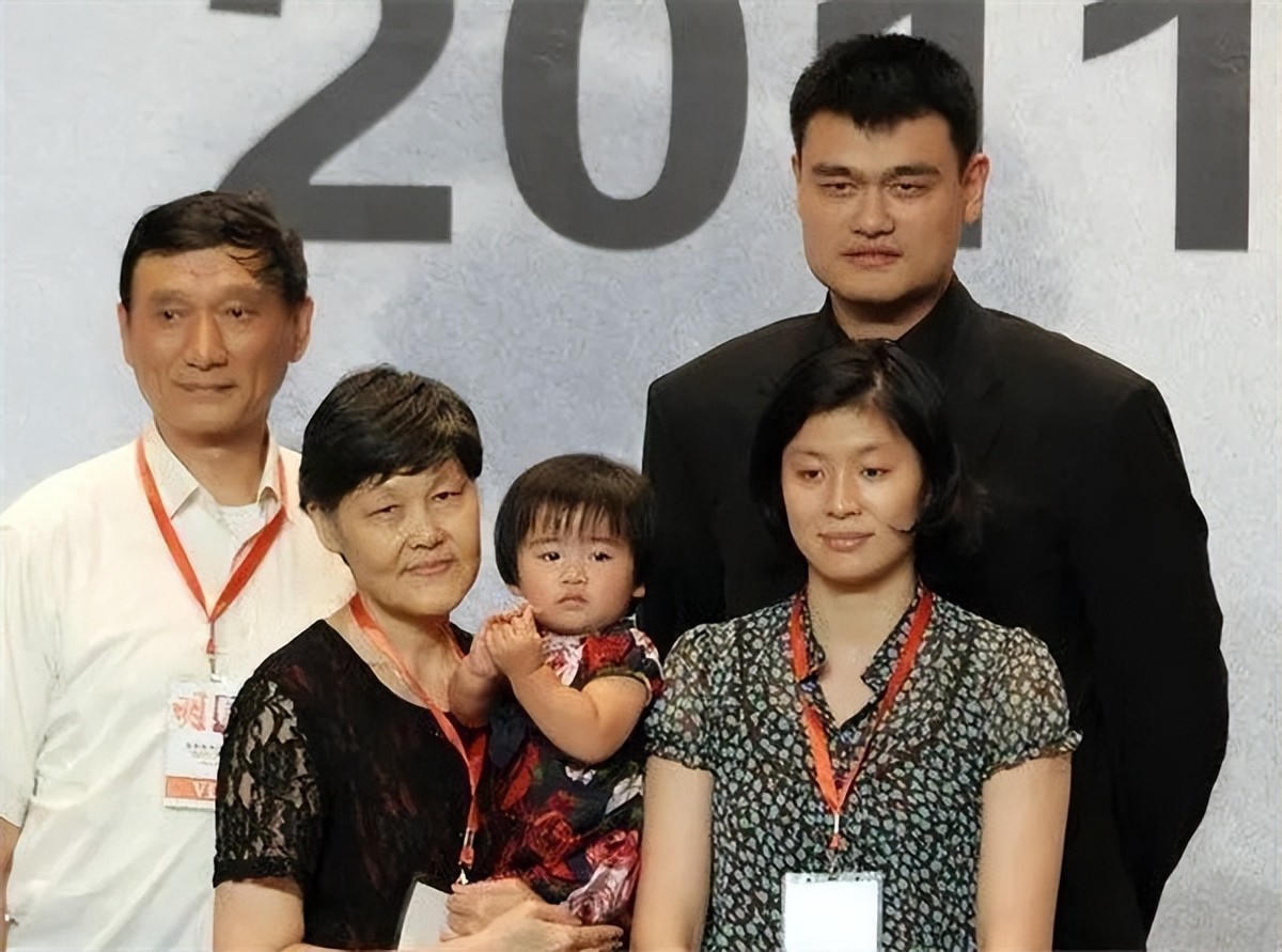 姚明和妻子的爱情故事,姚明和妻子叶莉图文