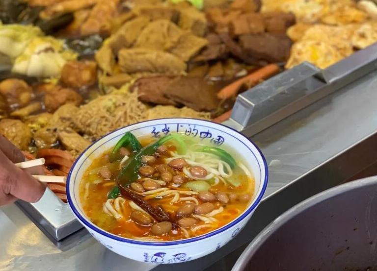 菏泽不起眼的小板面店，老板会单手开法拉利，分店开到了省会济南