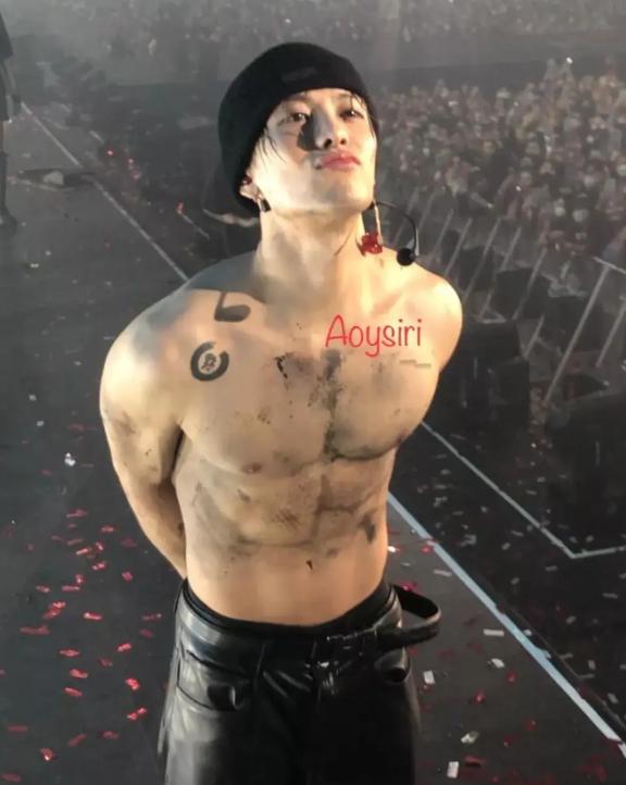 王嘉尔和高个子粉丝合影,王嘉尔为什么和那么多粉丝合影