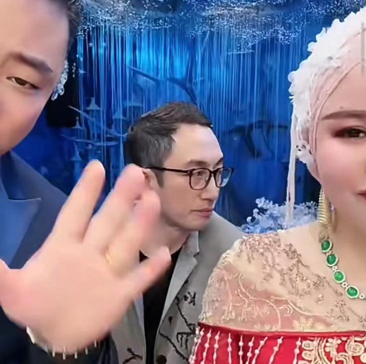 知名港星现身网红直播间！美颜过度脸忽大忽小，全程话少像背景板