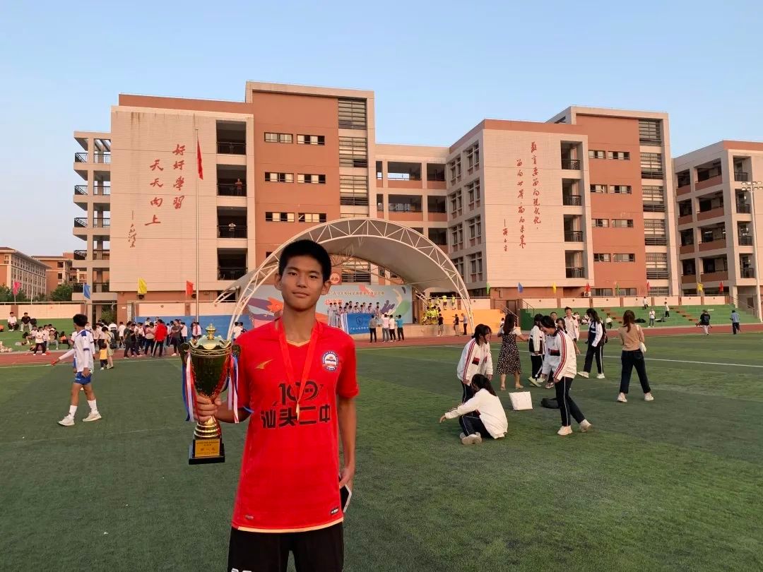 校园足球|汕头市第二中学黄鑫跃、郑铠敏：只有团队的赢才是赢