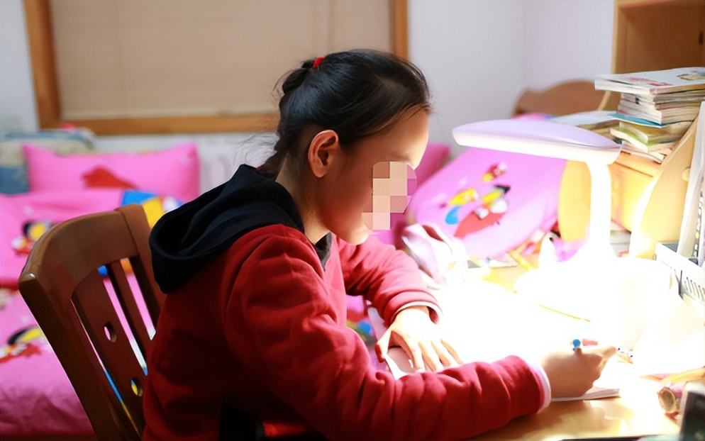 闺蜜花20万试管生混血宝宝视频,30岁女模特试管生下混血三胞胎