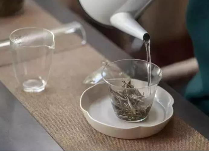 泡茶倒水如何没有那么烫,泡茶最简单的方法泡好茶能放多久