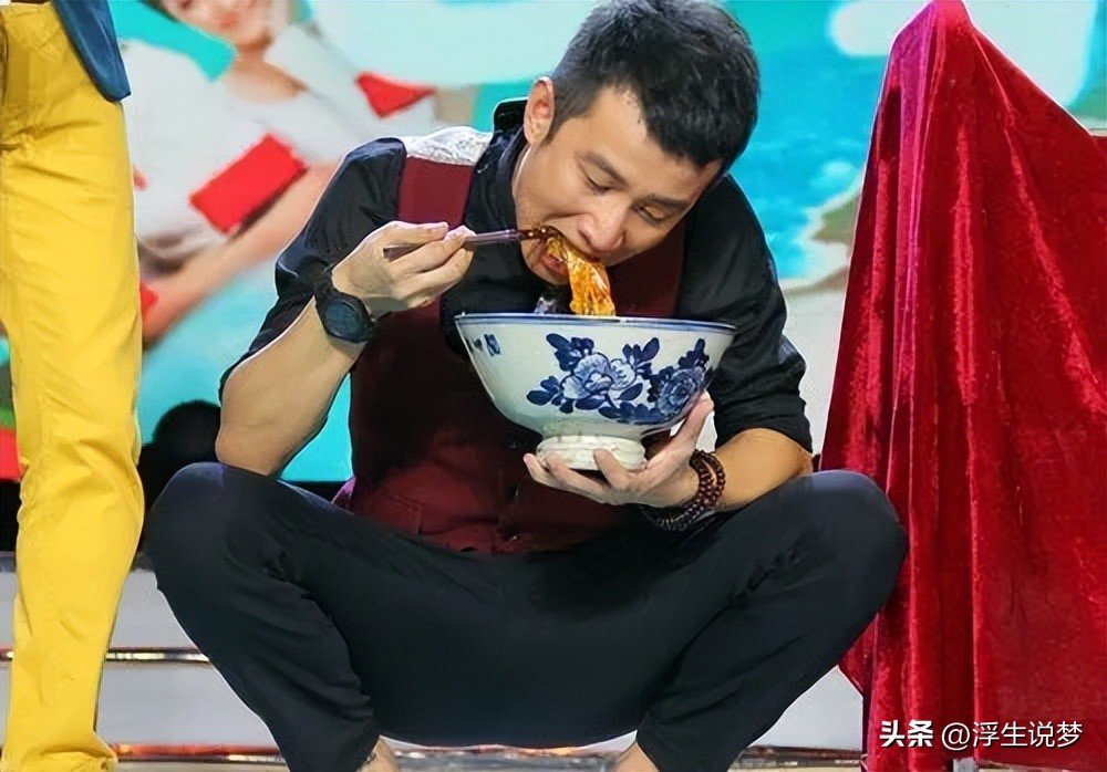 助理伺候明星跪下打伞,助理跪下伺候明星洗脚穿鞋