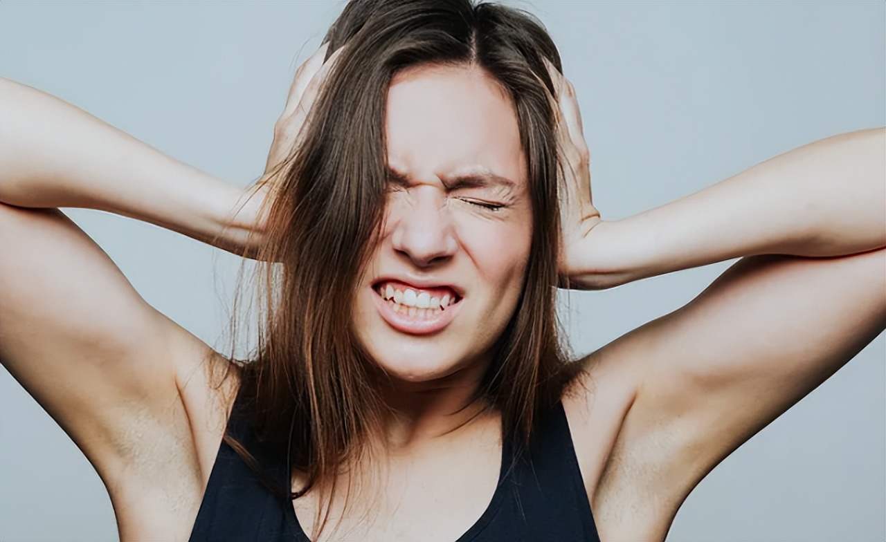 胸口突然刺痛一下几秒就好了,右乳房靠近胸口处刺痛是心脏病吗