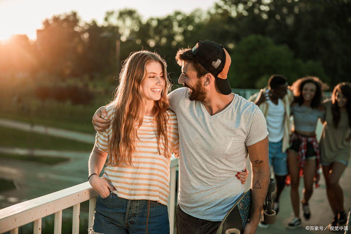 男人爱上一个人的肢体动作,男人深爱你的迹象