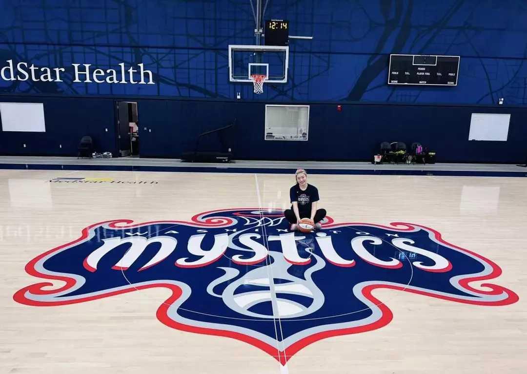 李梦wnba入场绿色穿搭与队友拍照,李梦亮相wnba几分