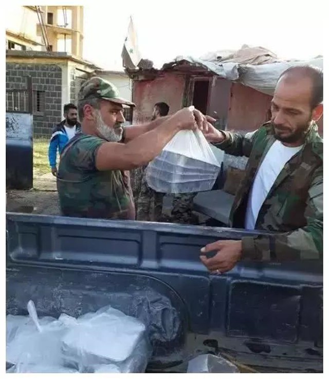 中国人在伊拉克开餐馆，一年赚了300万，美国大兵开直升机来买酒